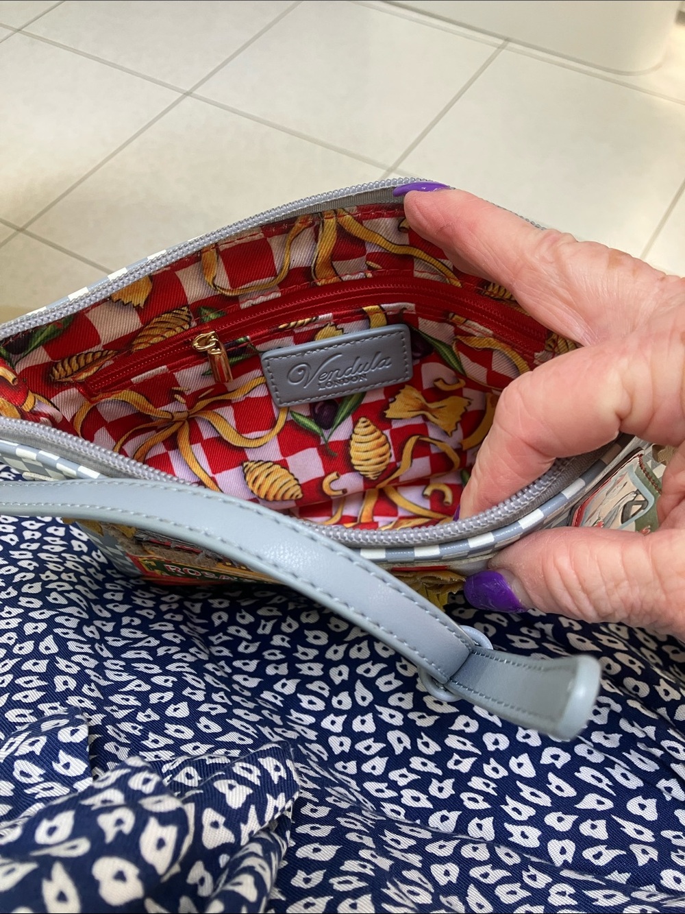 VENDULA!! “Rosa's Pasta Truck" Grey Crossbody Bag - Picture 5 of 10